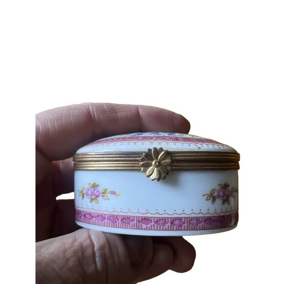 LIMOGES FRANCE BOX~ VINTAGE FLORAL ROUND ~ FLOWERS ~ PINK ROSES ~ PARIS ~ SIGNED - Picture 3 of 10
